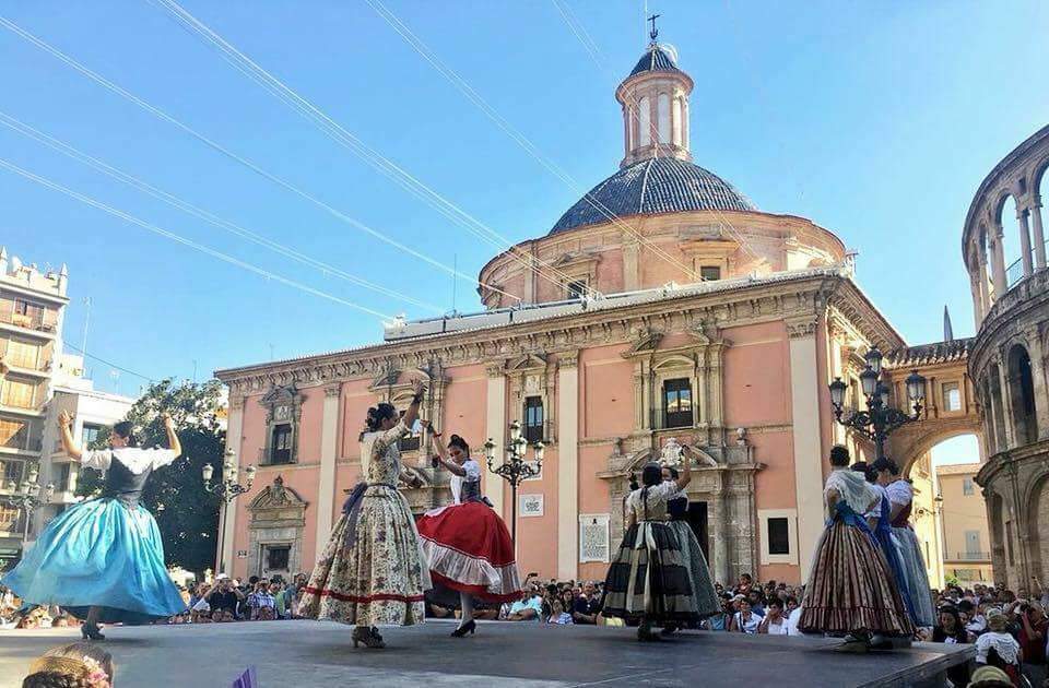 Els Balls al Carrer tornen a omplir la Plaça de la Verge