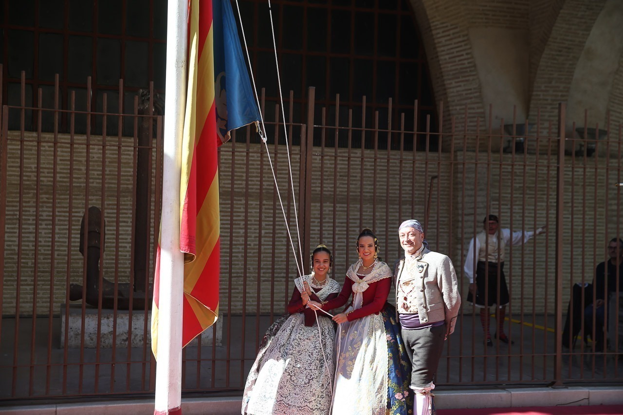 Las fallas del Marítimo rinden homenaje a la Senyera