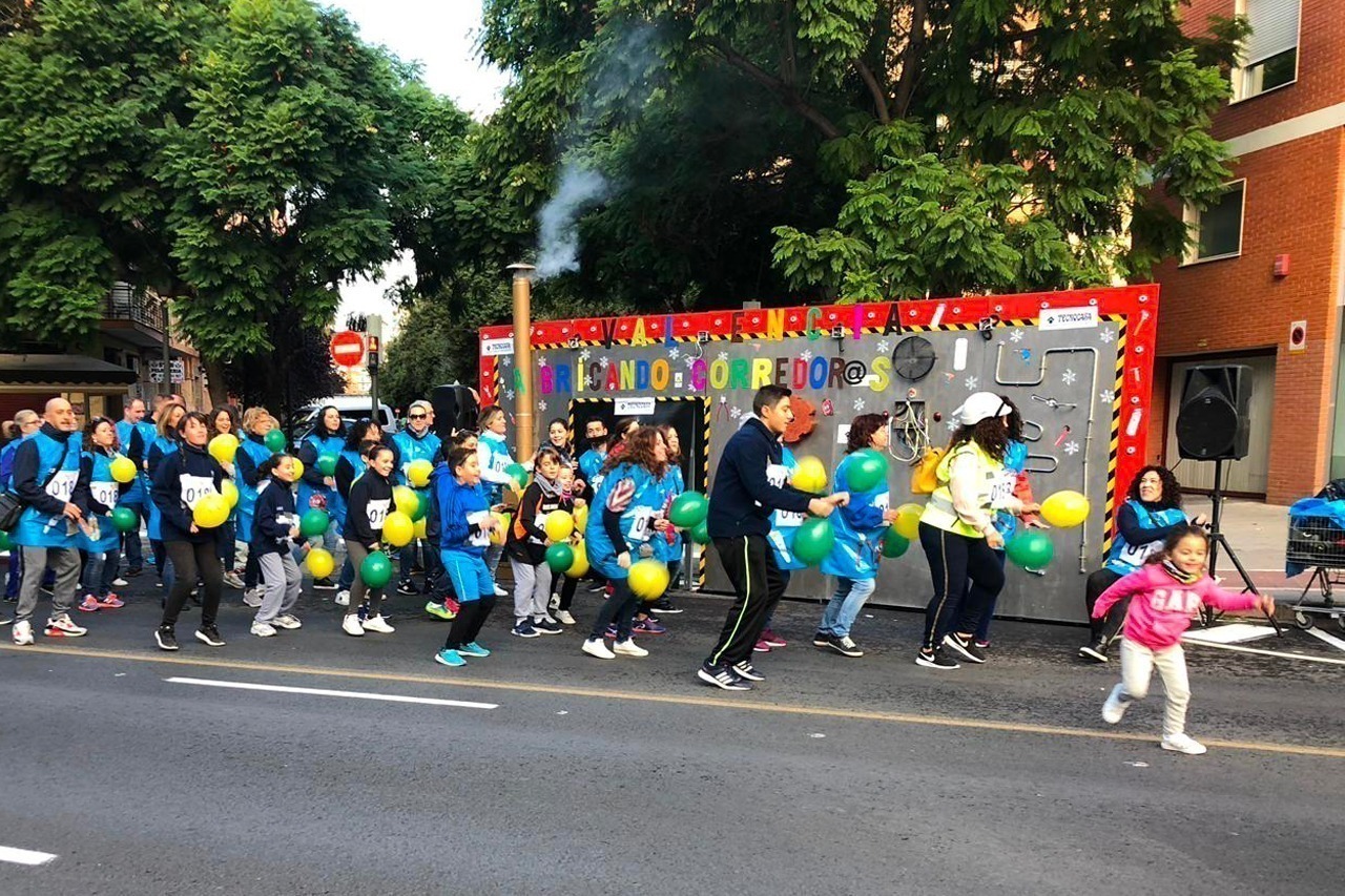 Las comisiones animan a los corredores en la Media Maratón de Valencia