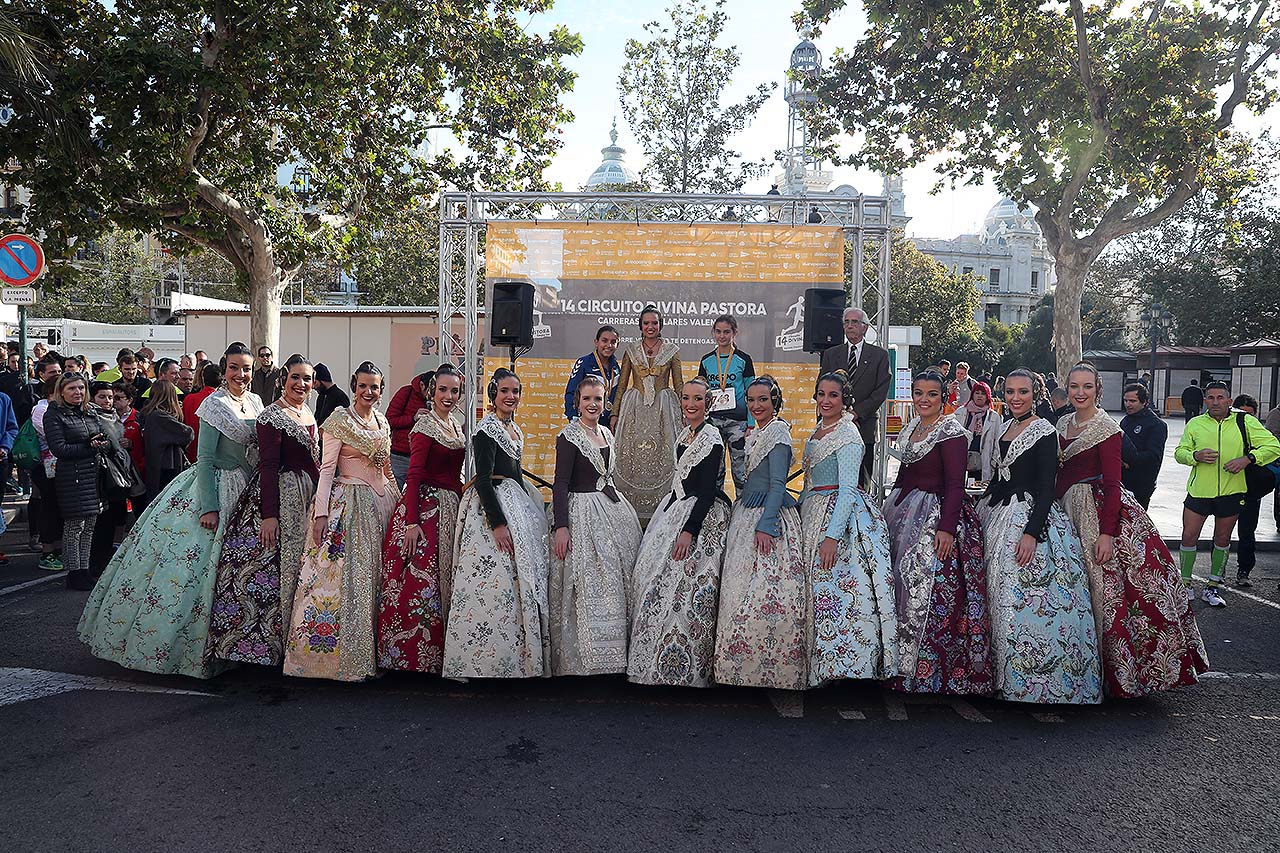 València vuelve a vivir la Volta a Peu de les Falles