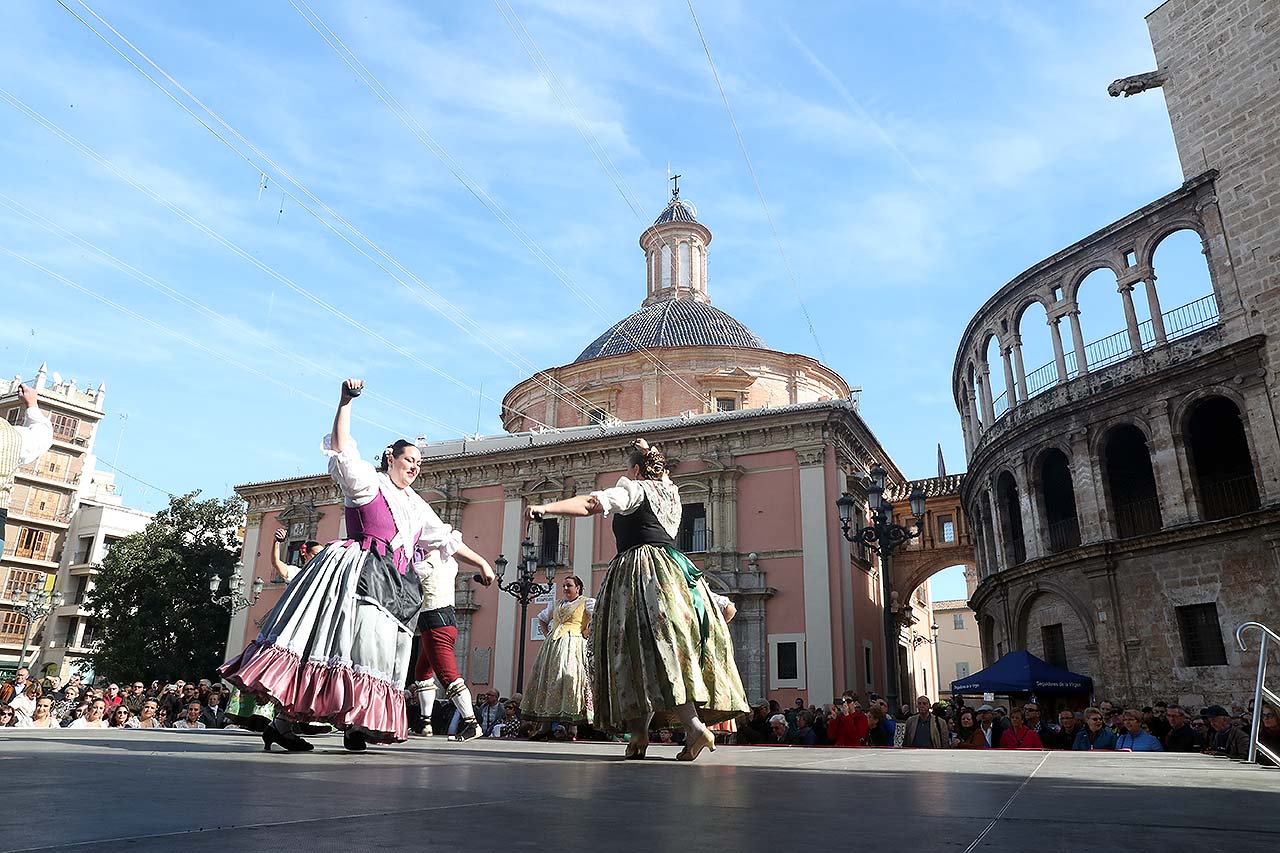 Un domingo más la Plaza de la Virgen se llena de baile