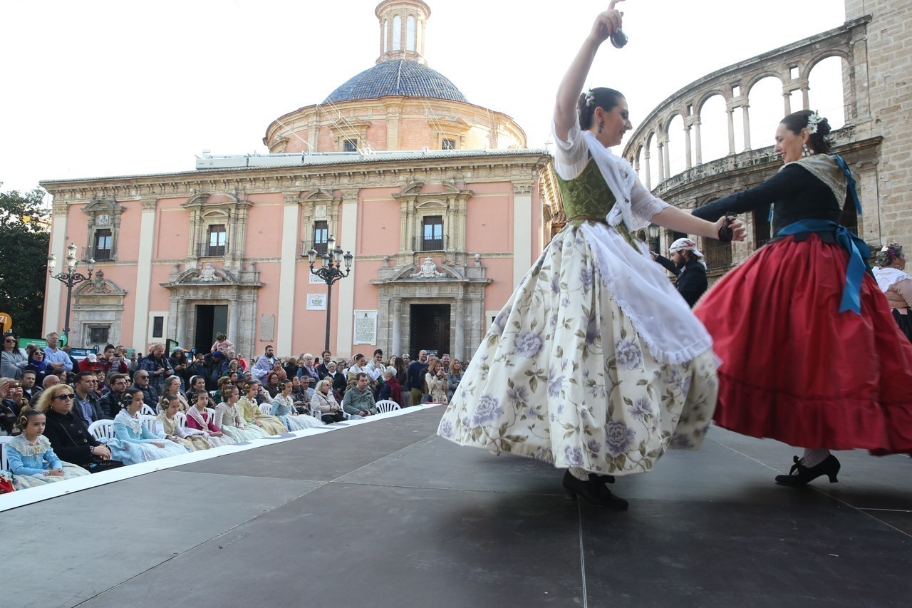 El folclore valenciano inunda un domingo más la Plaza de la Mare de Déu