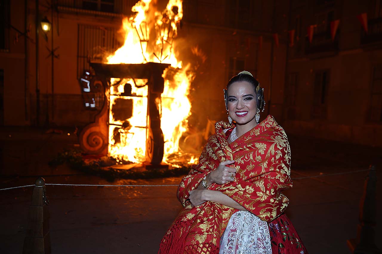 Las llamas devoran la falla conmemorativa