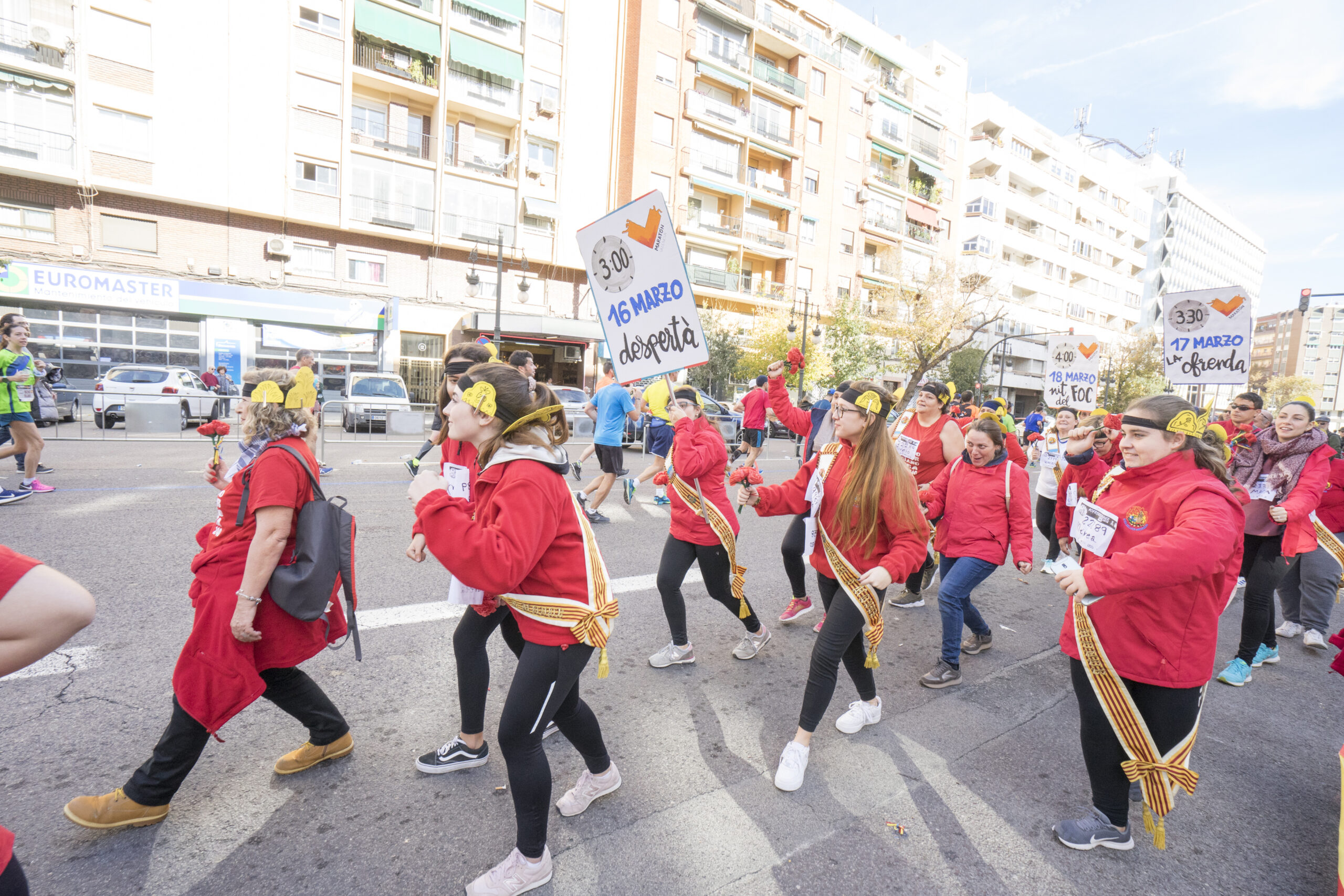 La animación fallera inunda el recorrido del Maratón