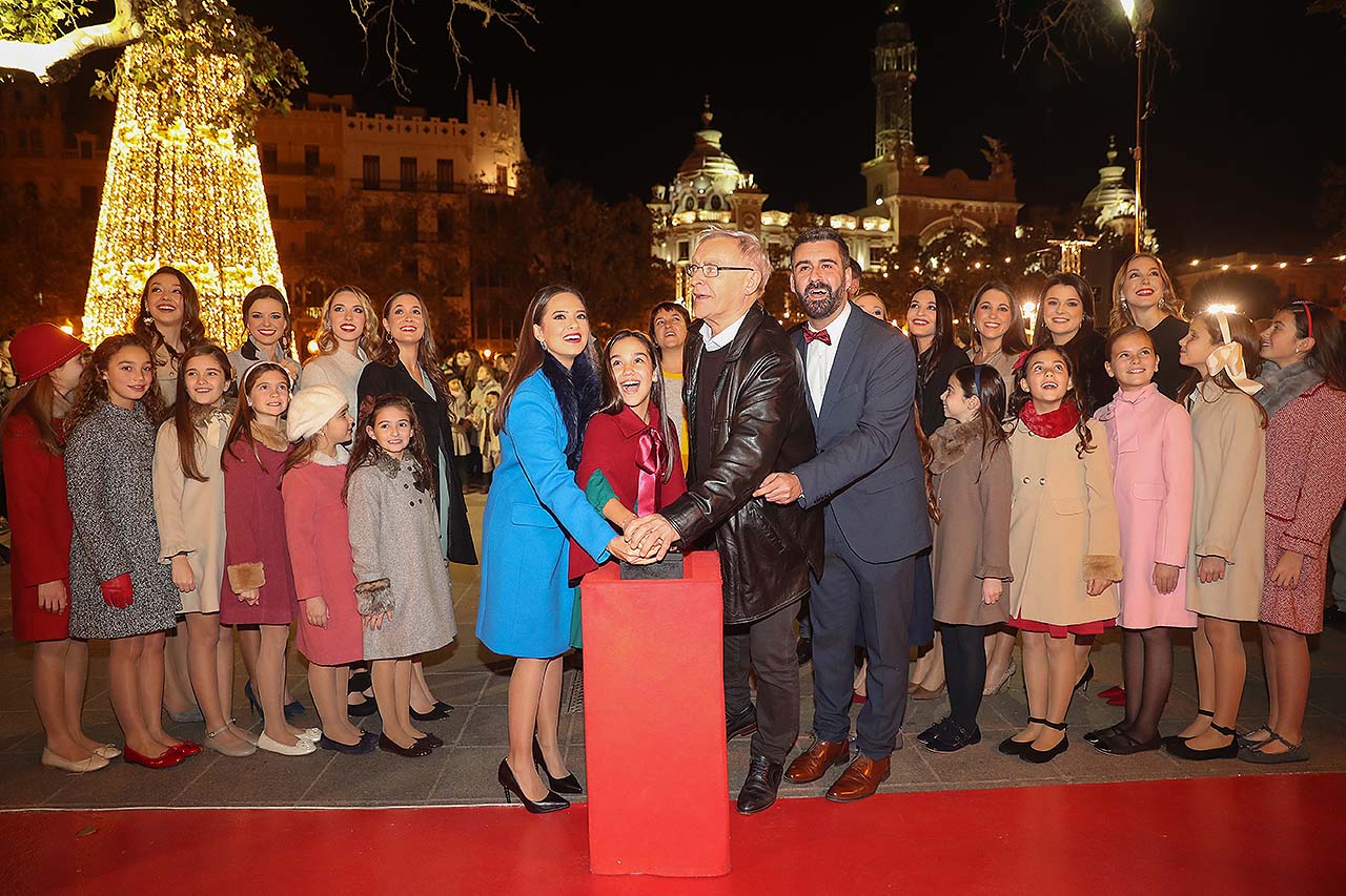 Las luces navideñas ya invaden València