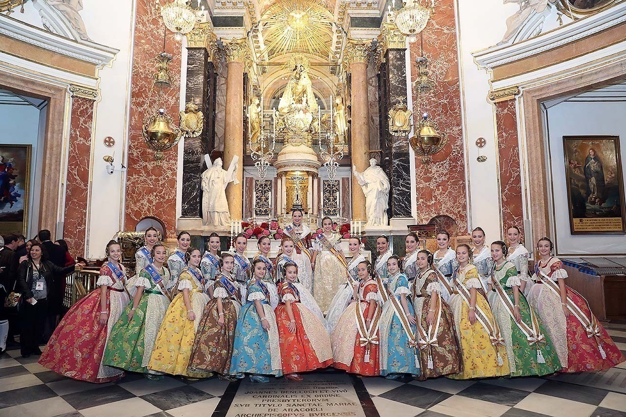 Sara i Marina, cara a cara con la Virgen de los Desamparados