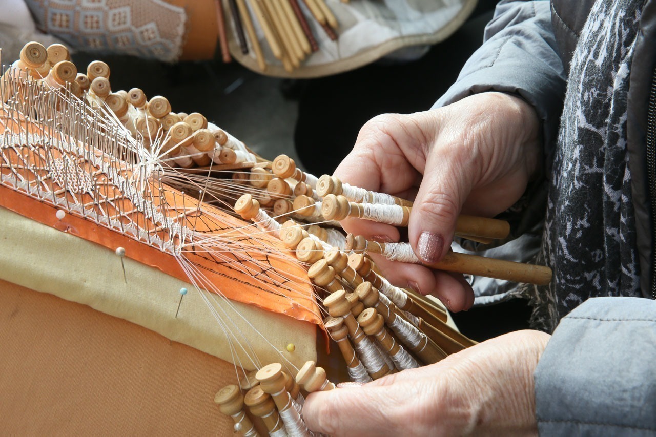 Tradicional encuentro de bolilleras en el «48»