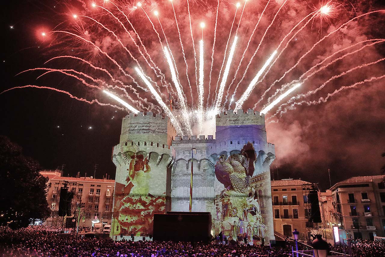 «Batecs de Falla» llena de luz el cielo en la Crida 2019