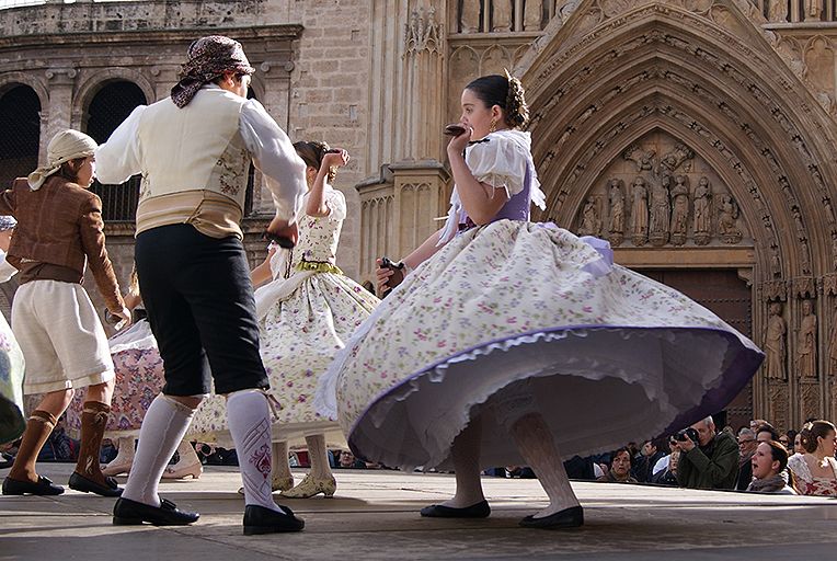 La Plaça de la Verge enamora amb el ball