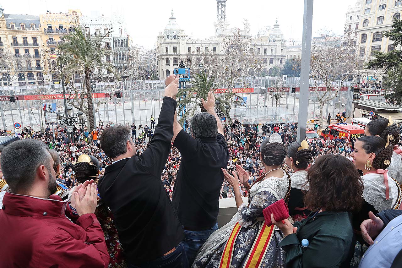 La Pirotecnia Zaragozana ensordece a la plaza del Ayuntamiento