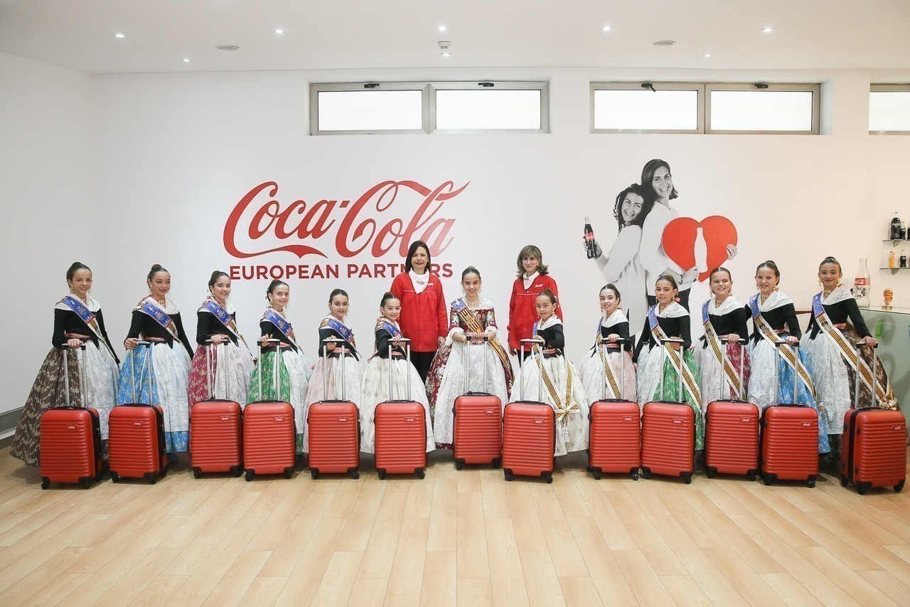 Sara Larrazábal y su Corte de Honor visitan la fábrica de Coca-cola en València