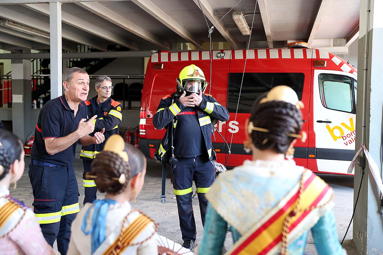 Sara y su Corte de Honor visitan el Parque de Bomberos