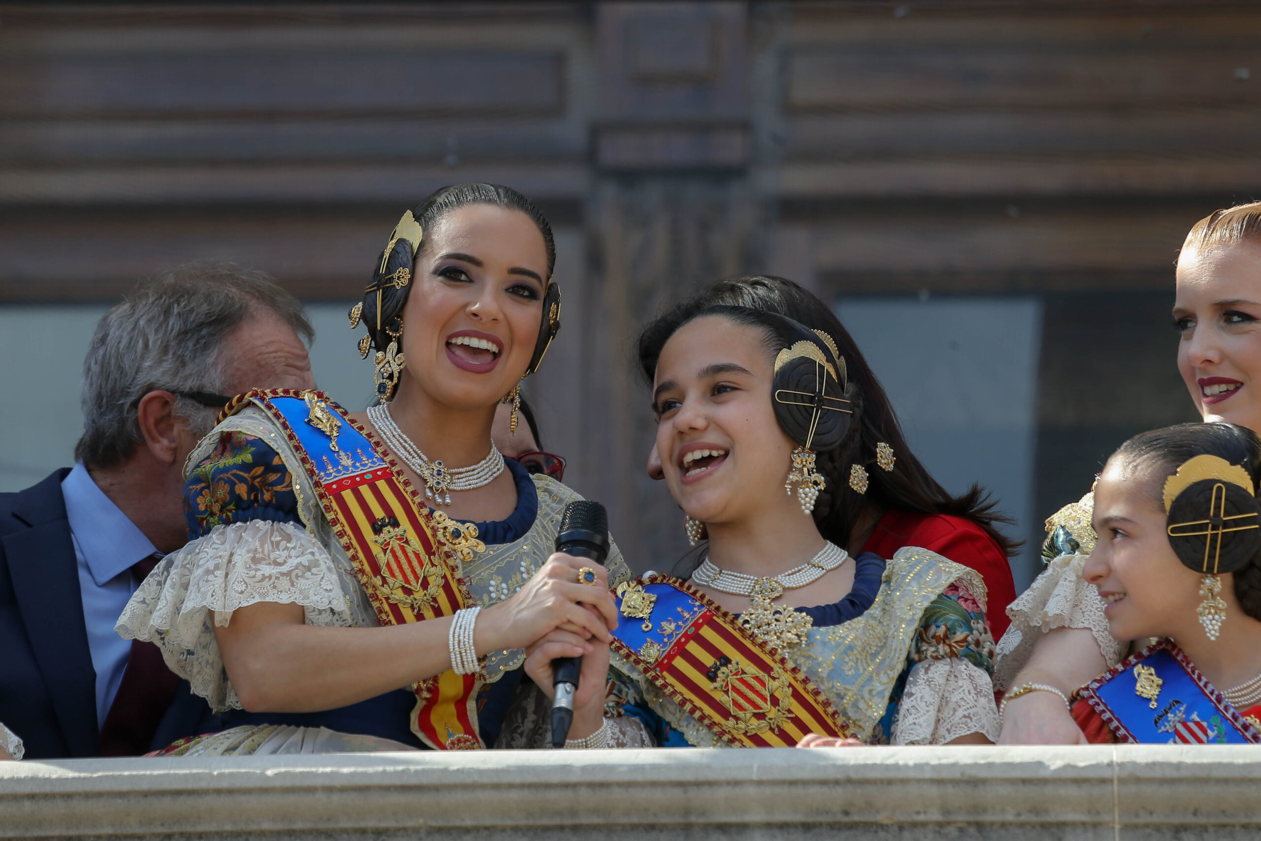 La pirotècnia Gironina fa tremolar la Plaça de l’Ajuntament