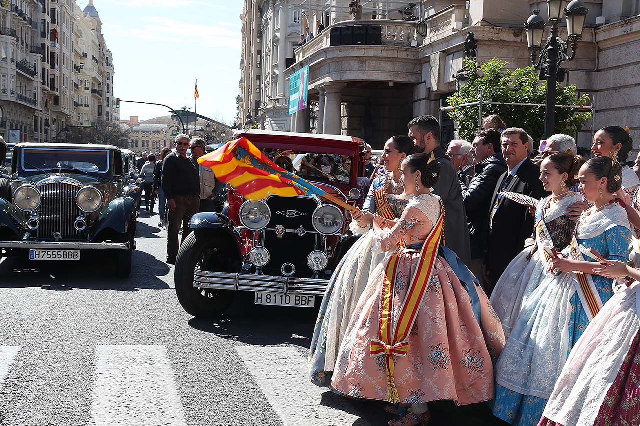 Los coches de época toman la plaza del Ayuntamiento