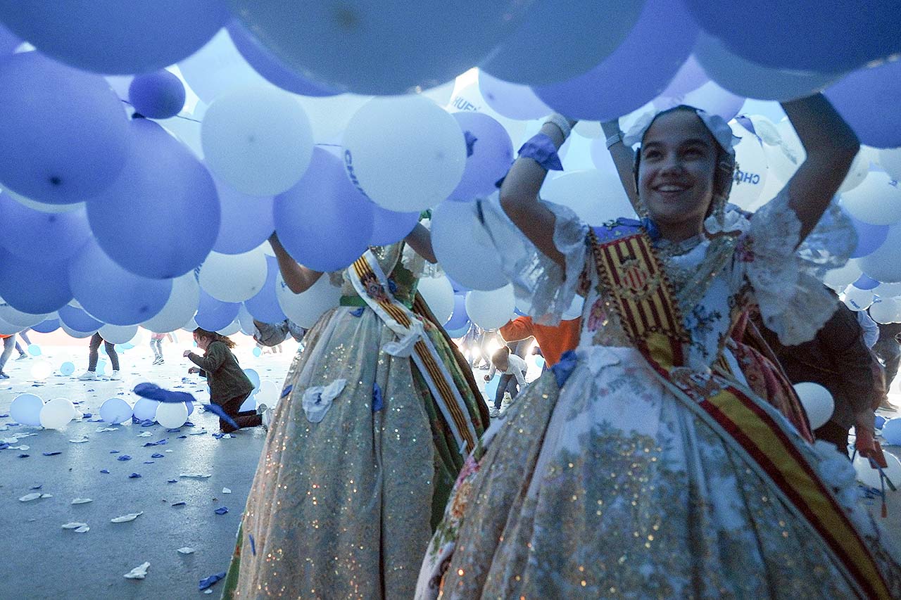 Sara y su Corte de Honor explotan más de 55.000 globos