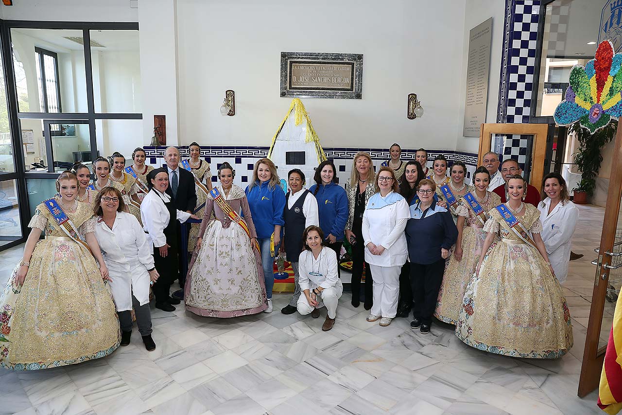 La Fallera Mayor y su Corte visitan la Casa Caridad de Valencia