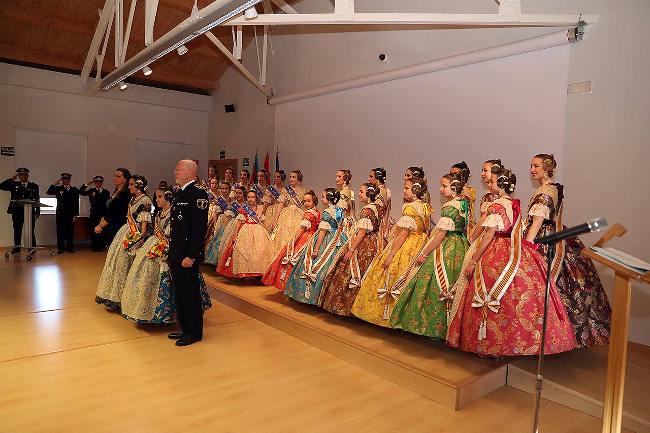 Las representantes falleras visitan la central de la Policía Local de València