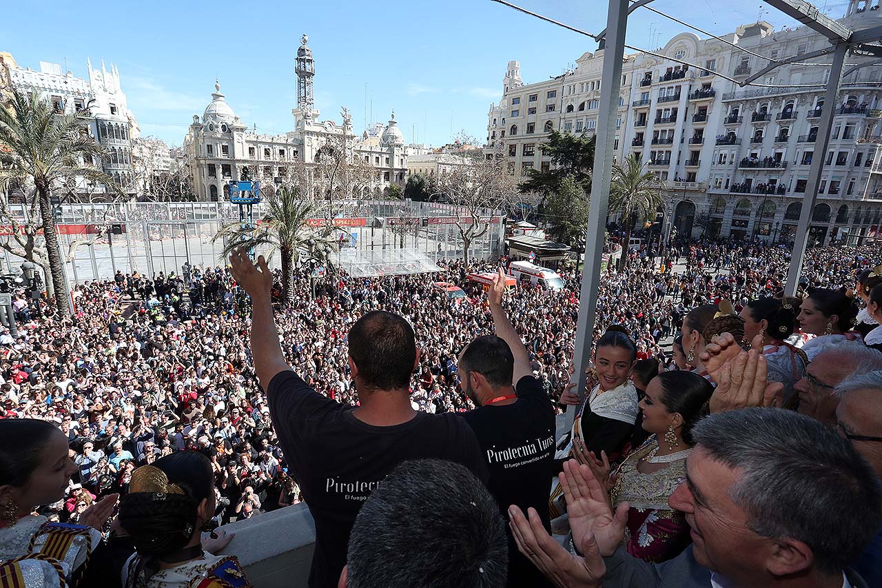 La pirotecnia Turís hace temblar a los espectadores en la Plaza del Ayuntamiento