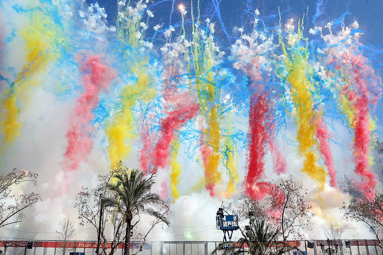 Vulcano inunda de color la Plaza del Ayuntamiento