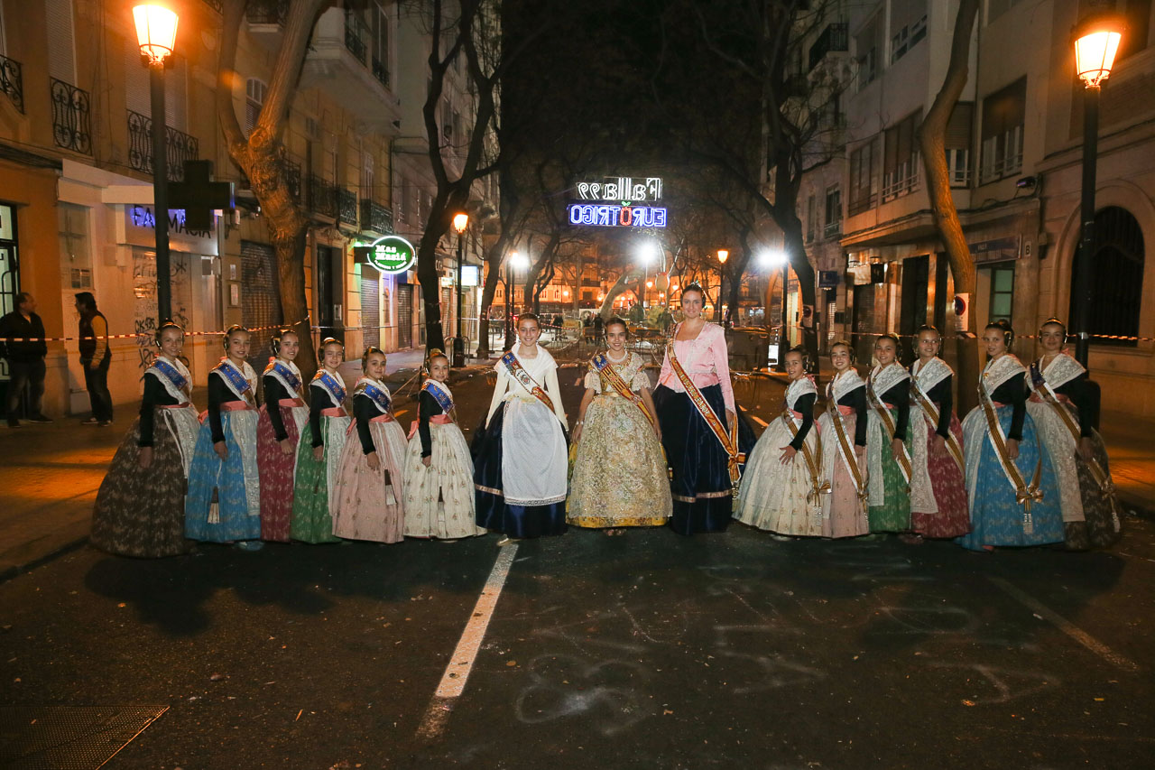 Mascletà en miniatura de la 99 con la presencia de Sara y su Corte de Honor