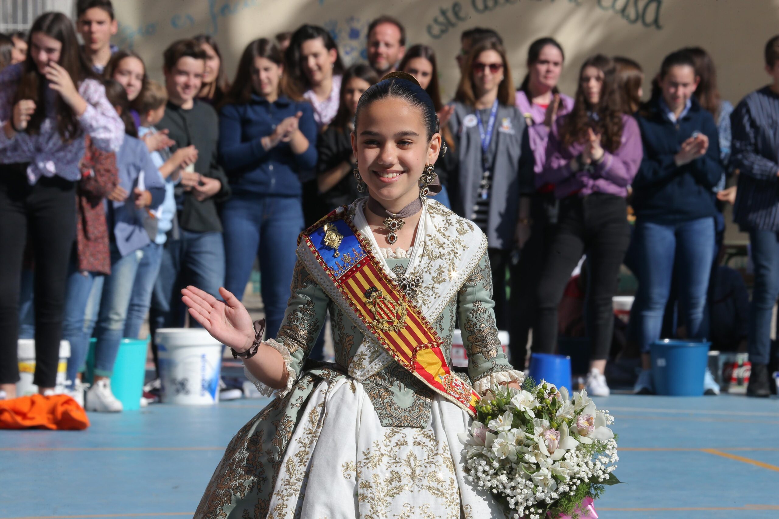 Sara disfruta de la fiesta fallera de su colegio