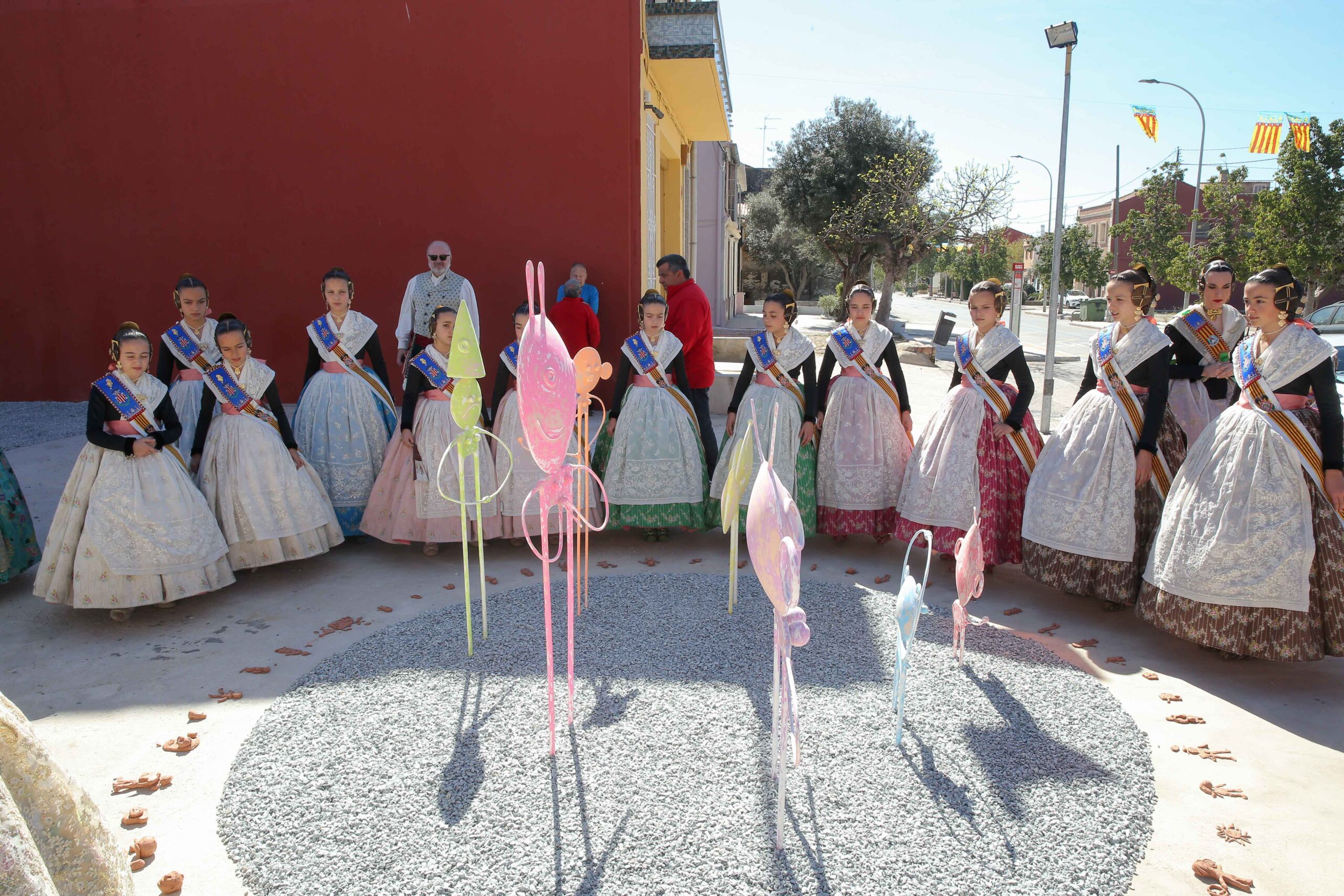 Sara y su Corte visitan algunas fallas infantiles