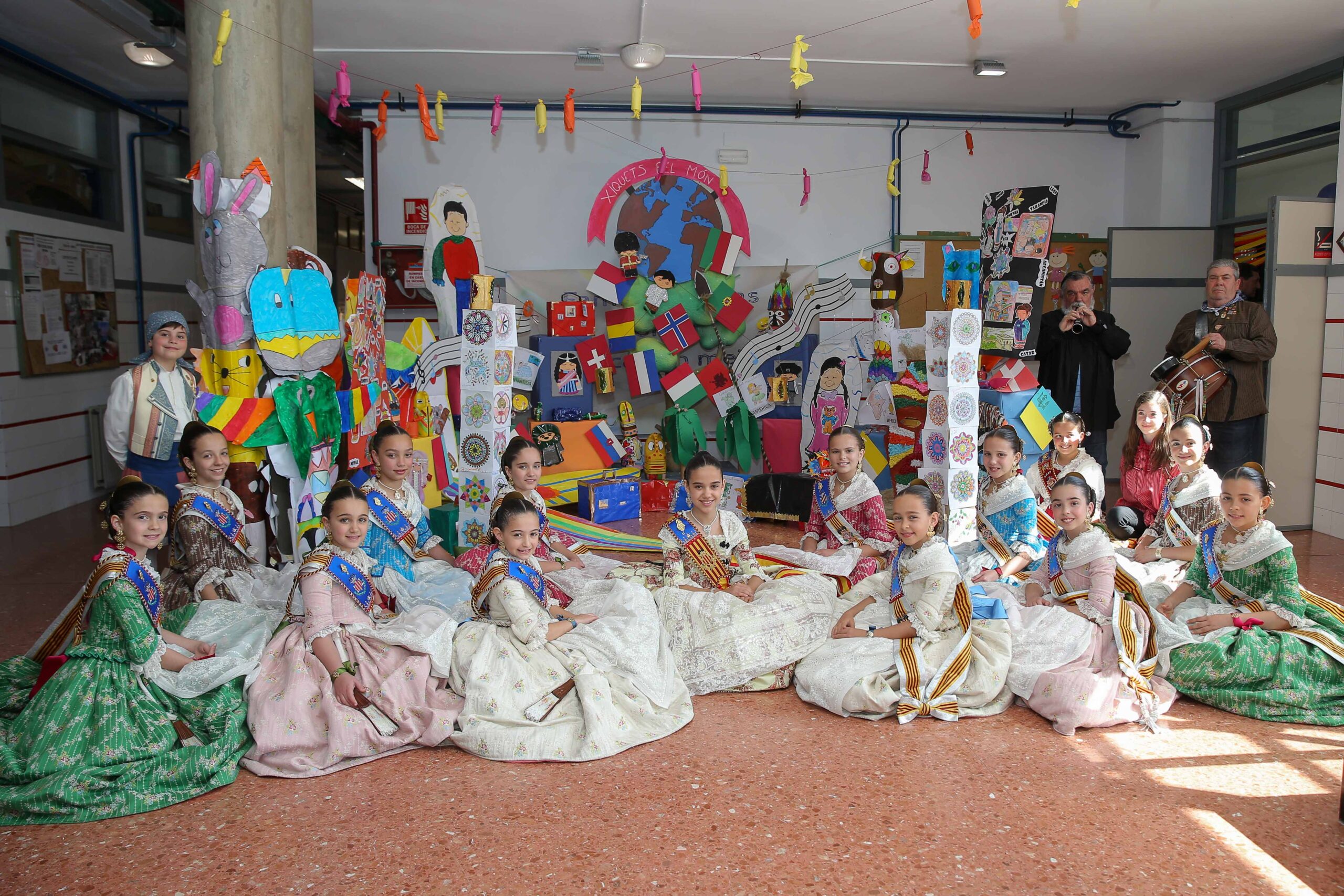 El Colegio Municipal Santiago Grisolía abre sus puertas a Sara y su Corte