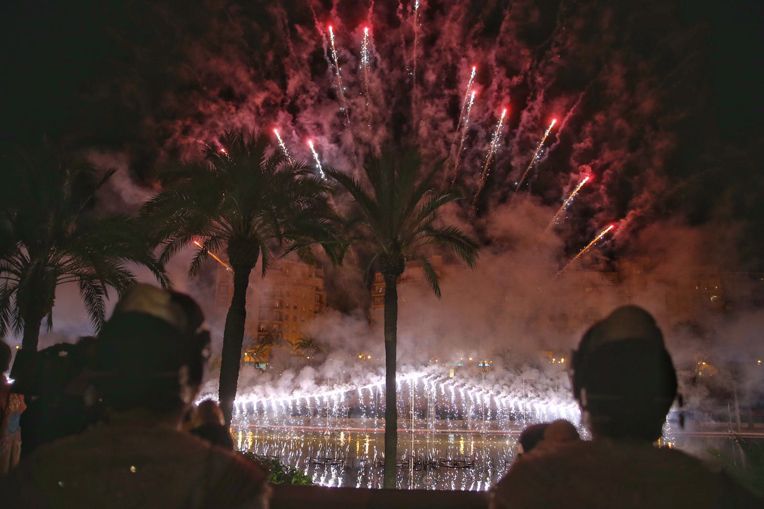 Els focs artificials omplen de llum els jardins del Palau