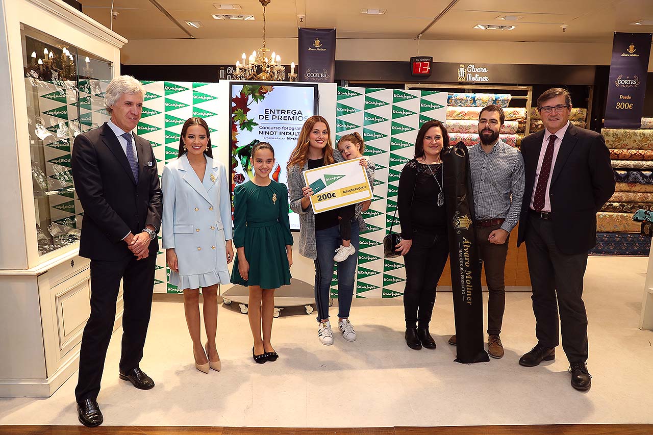 Marina y Sara entregan los premios del Concurso de Fotografía Ninot Indultat de ECI