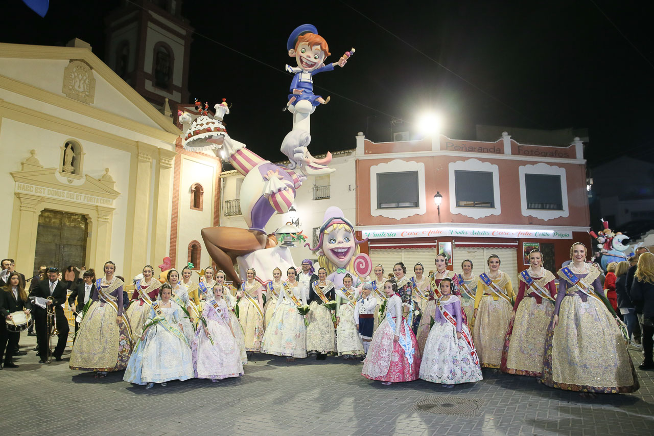 Marina y su Corte de Honor disfrutan de las Fallas en Montserrat