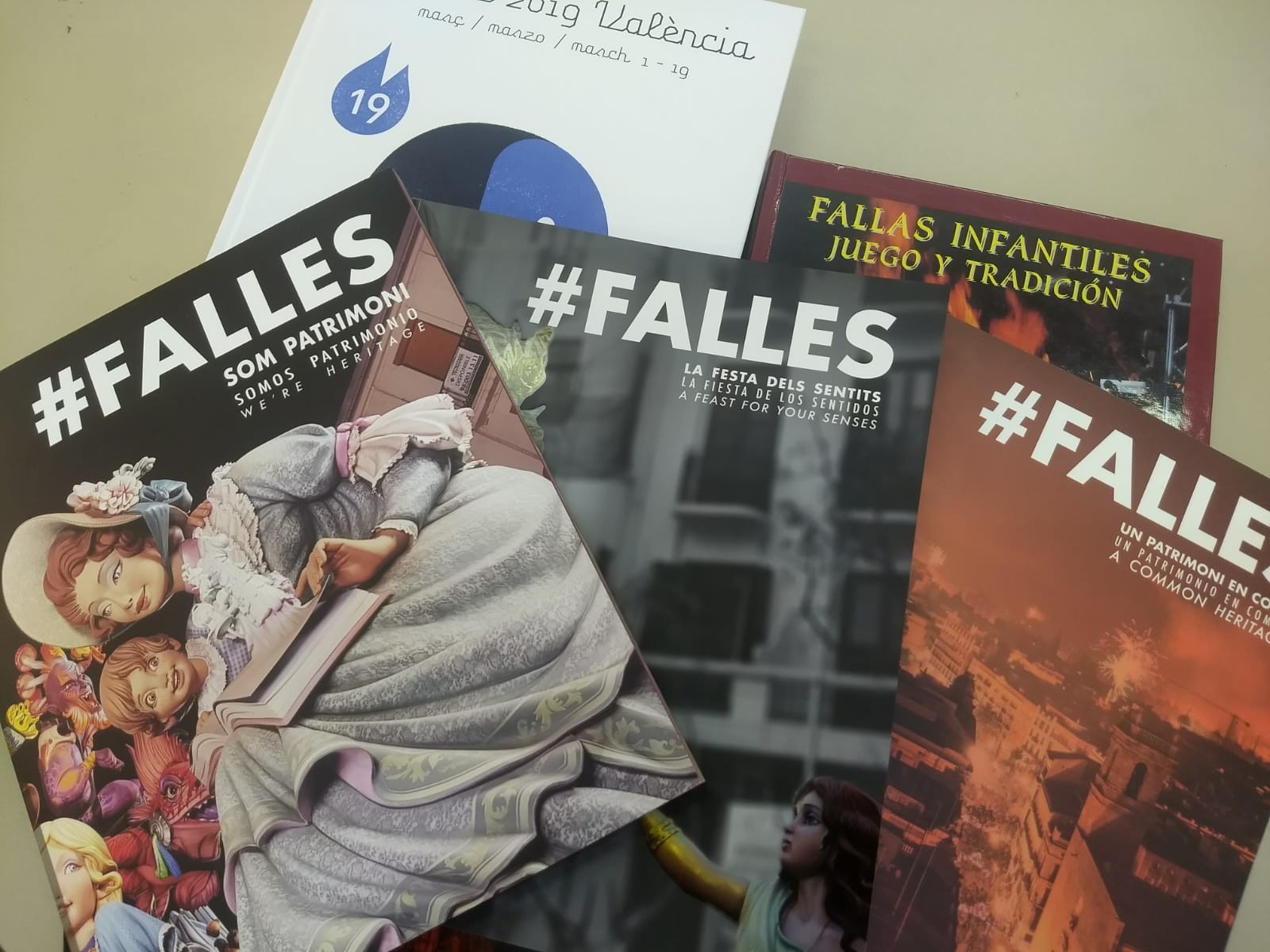 En el Dia del Llibre, regala Falles