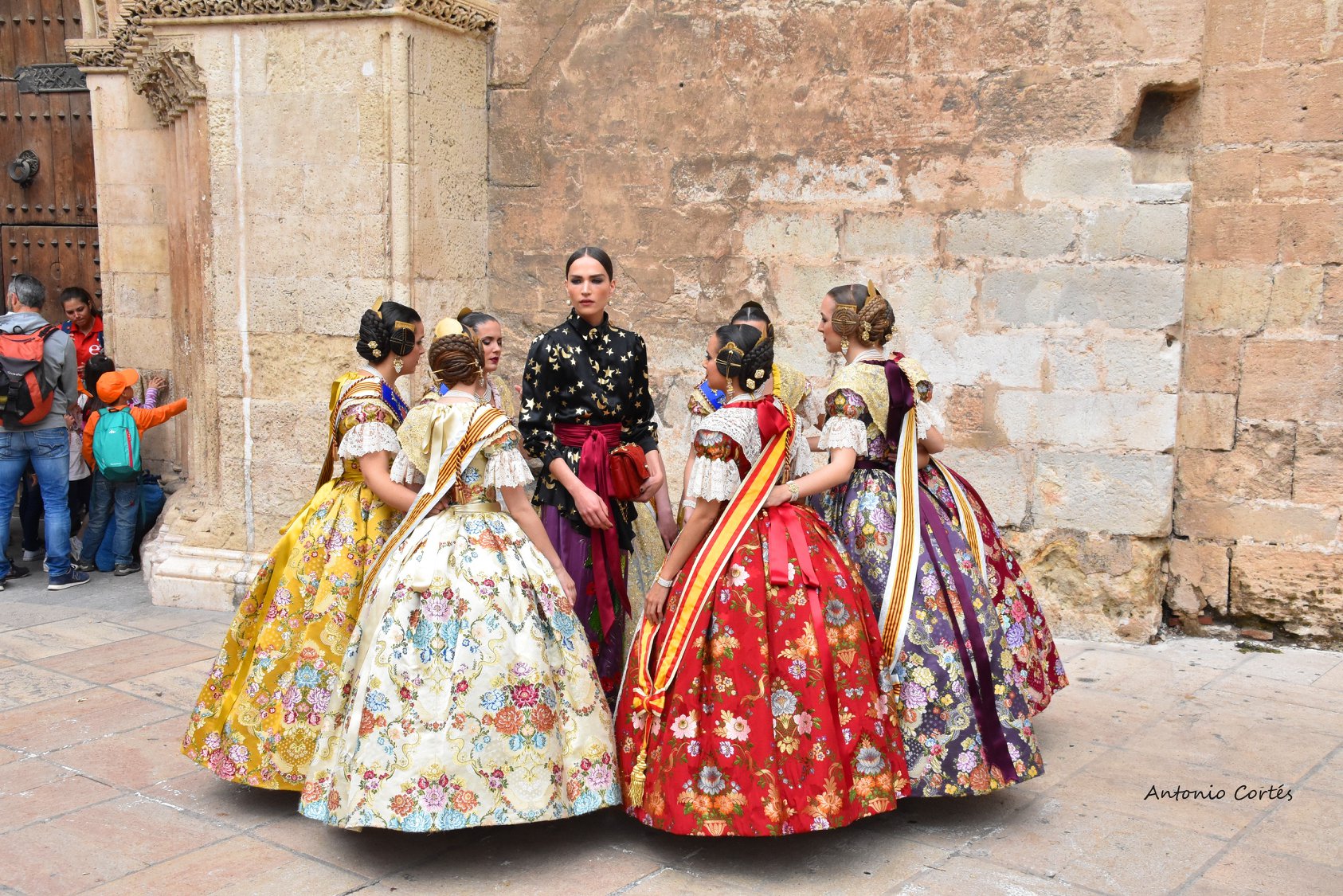 L’alta costura mundial i les Falles, protagonistes en el centre de València