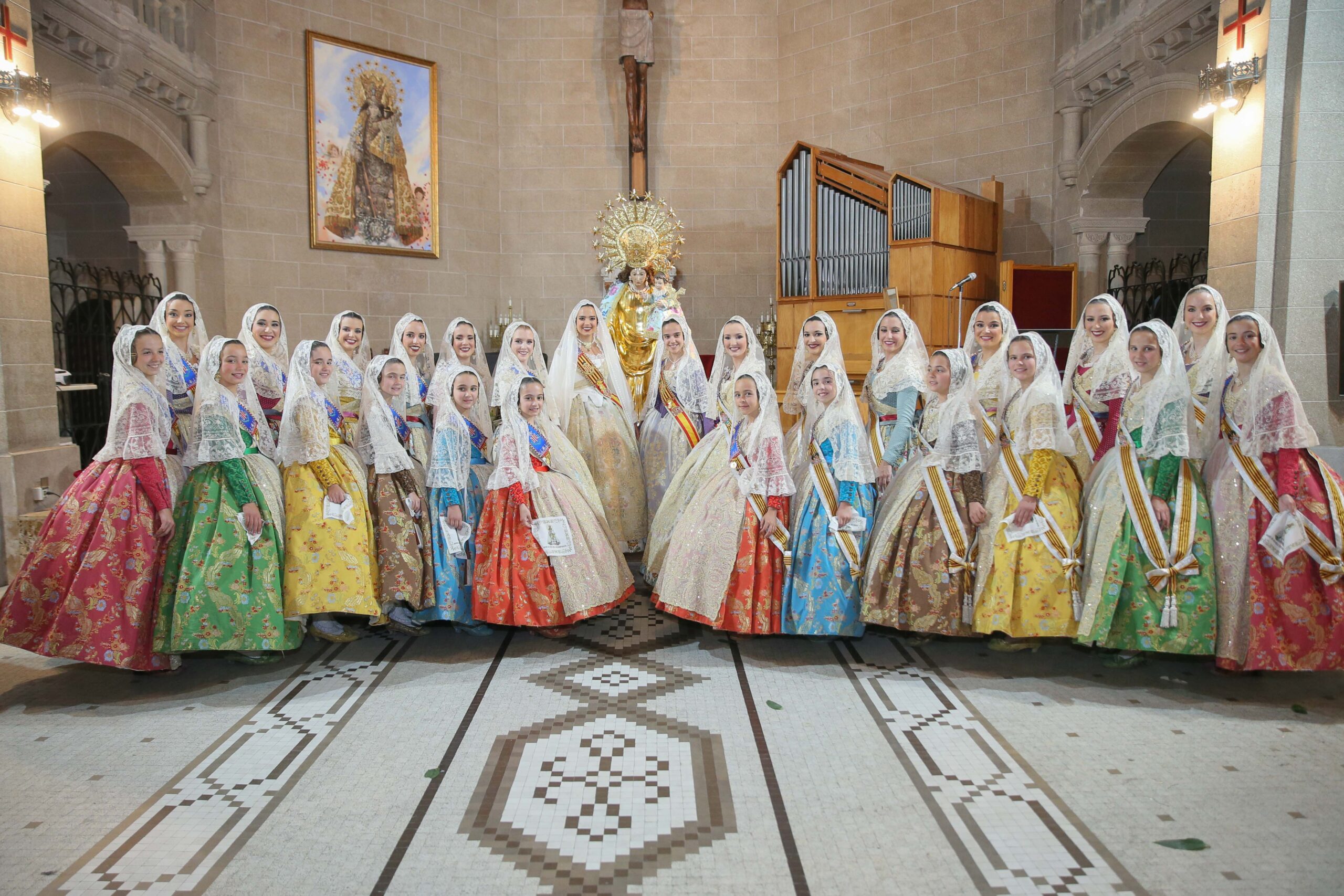 Las Falleras Mayores de Valencia y sus Cortes, a los pies de la Geperudeta