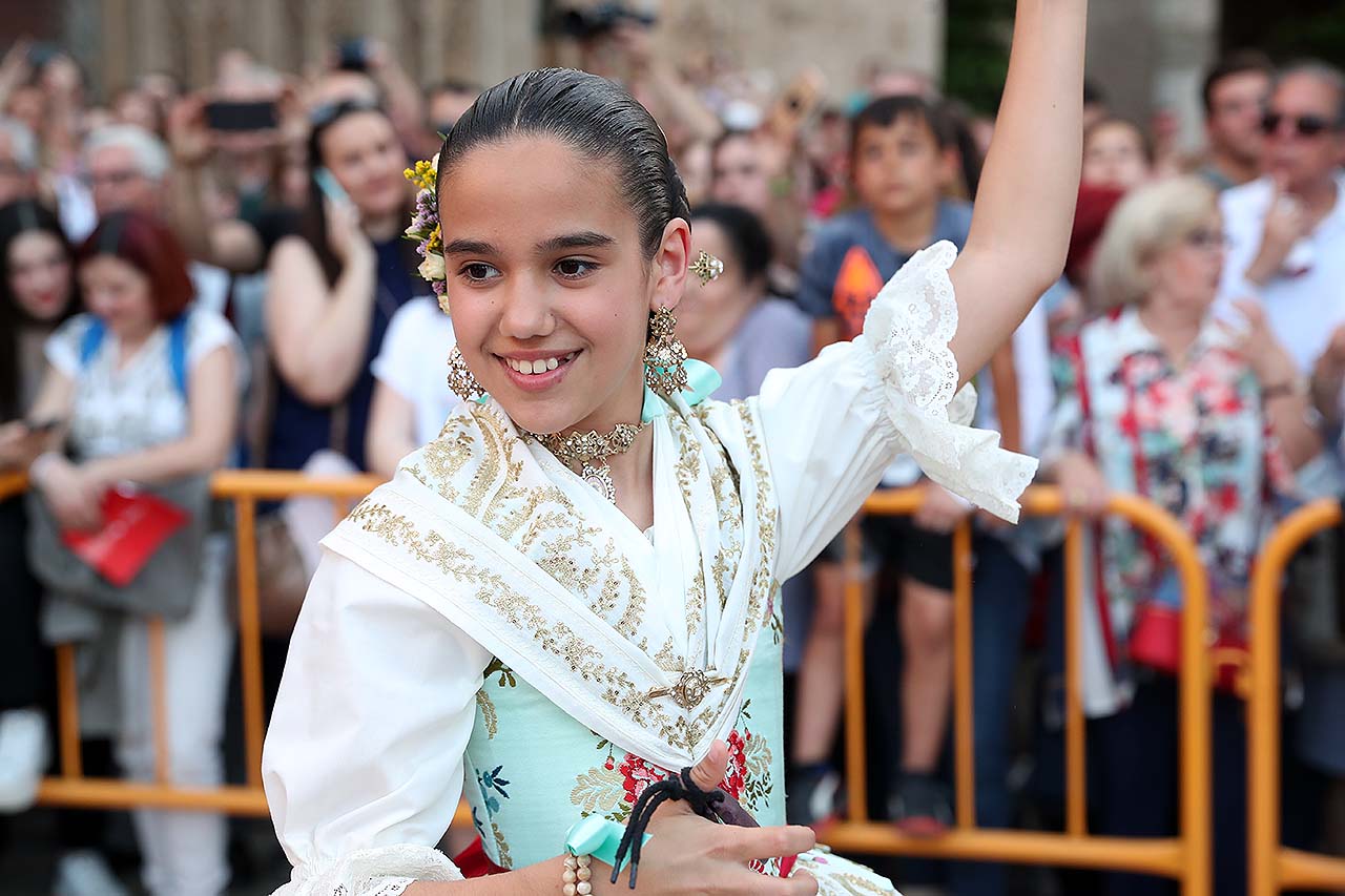 Multitudinaria dansà infantil en la Plaza de la Virgen