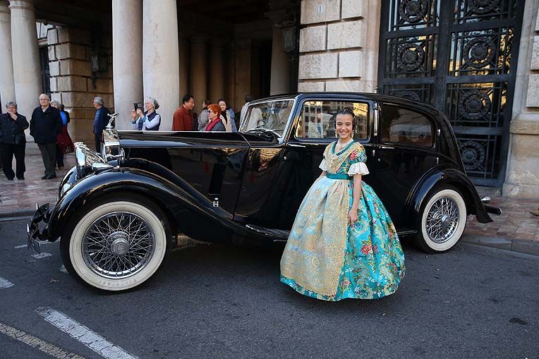 Sofia i la seua Cort d’Honor rumb al Palau de la Música