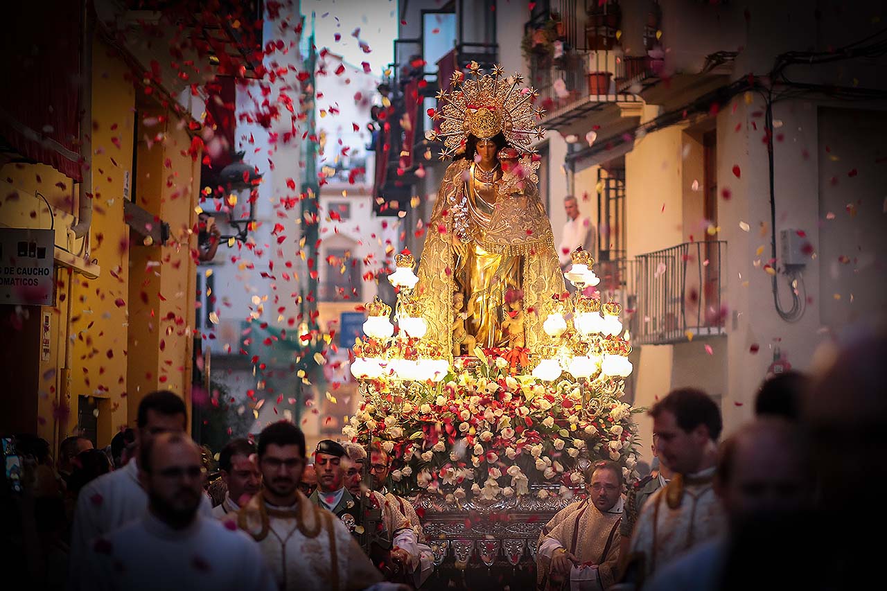 Las fallas procesionan en honor a la Geperudeta