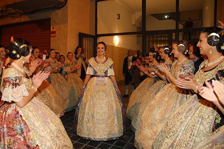 Alicia i la seua Cort d’Honor rumb al Palau de la Música