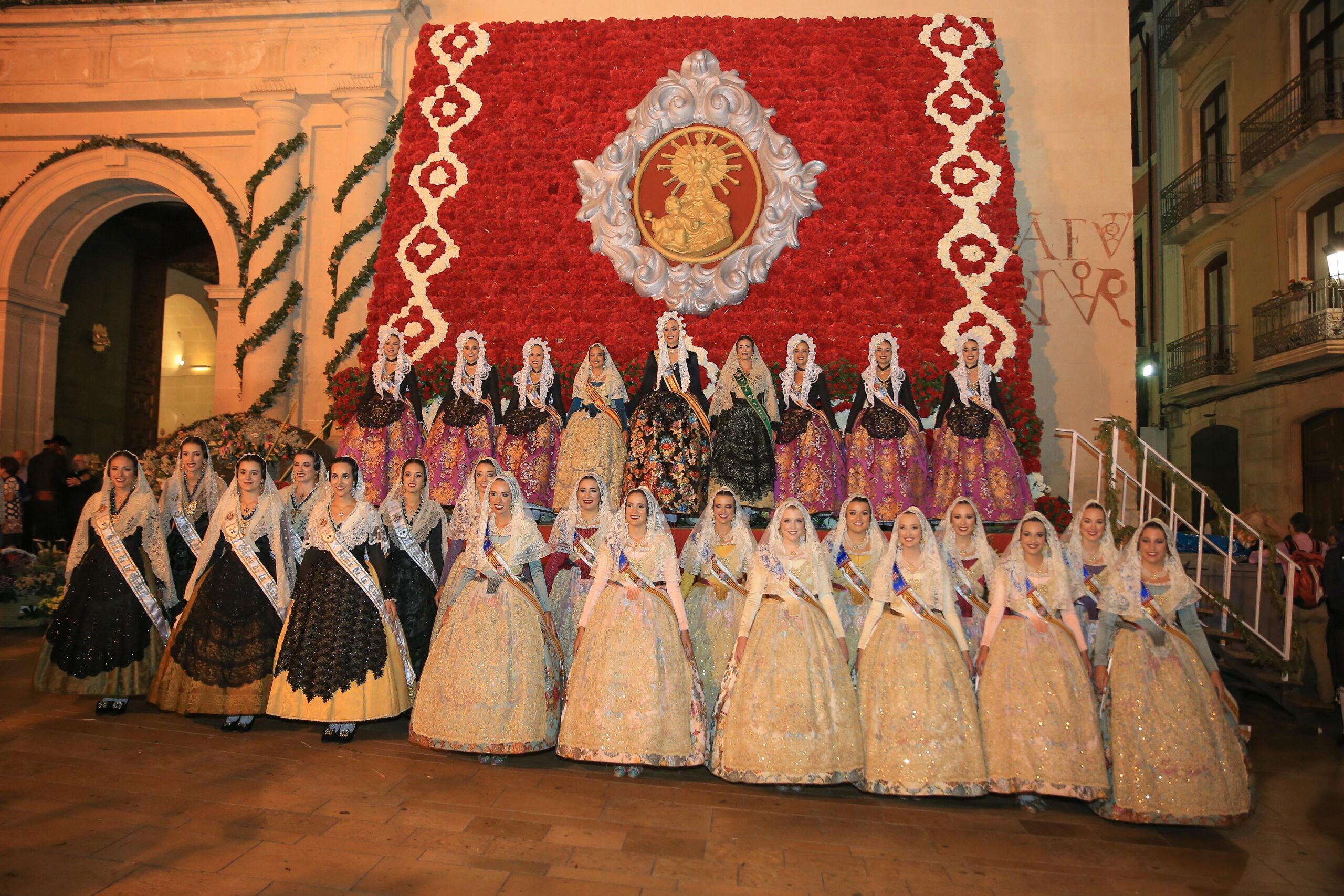 Marina Civera y su Corte de Honor participan en el segundo día de Ofrenda alicantina