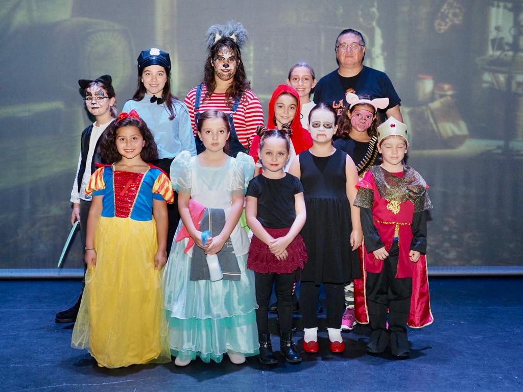 Caputxeta i altres personatges típics dels contes al Teatre Faller