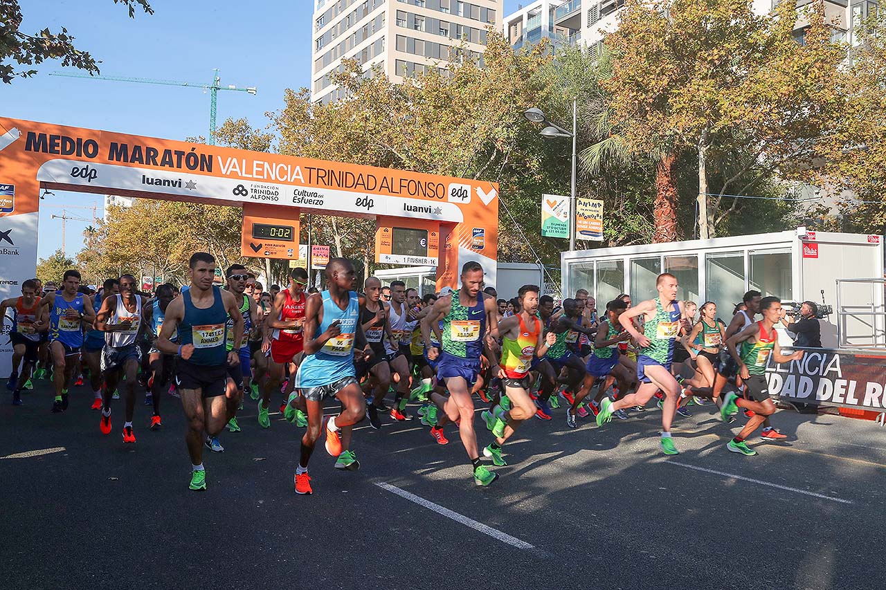 17.500 corredors envaeixen els carrers de València en la Mitja Marató