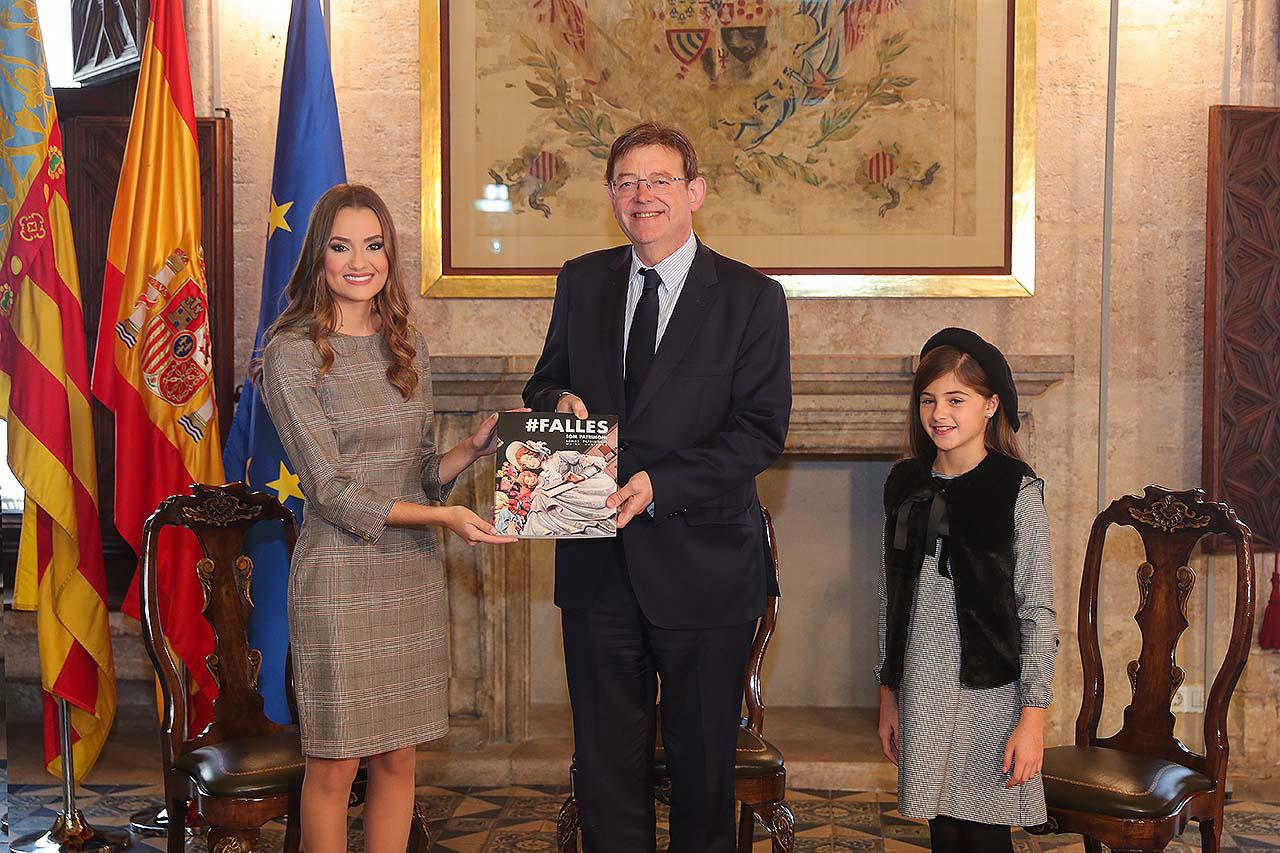 Las Falleras Mayores visitan el Palau de la Generalitat