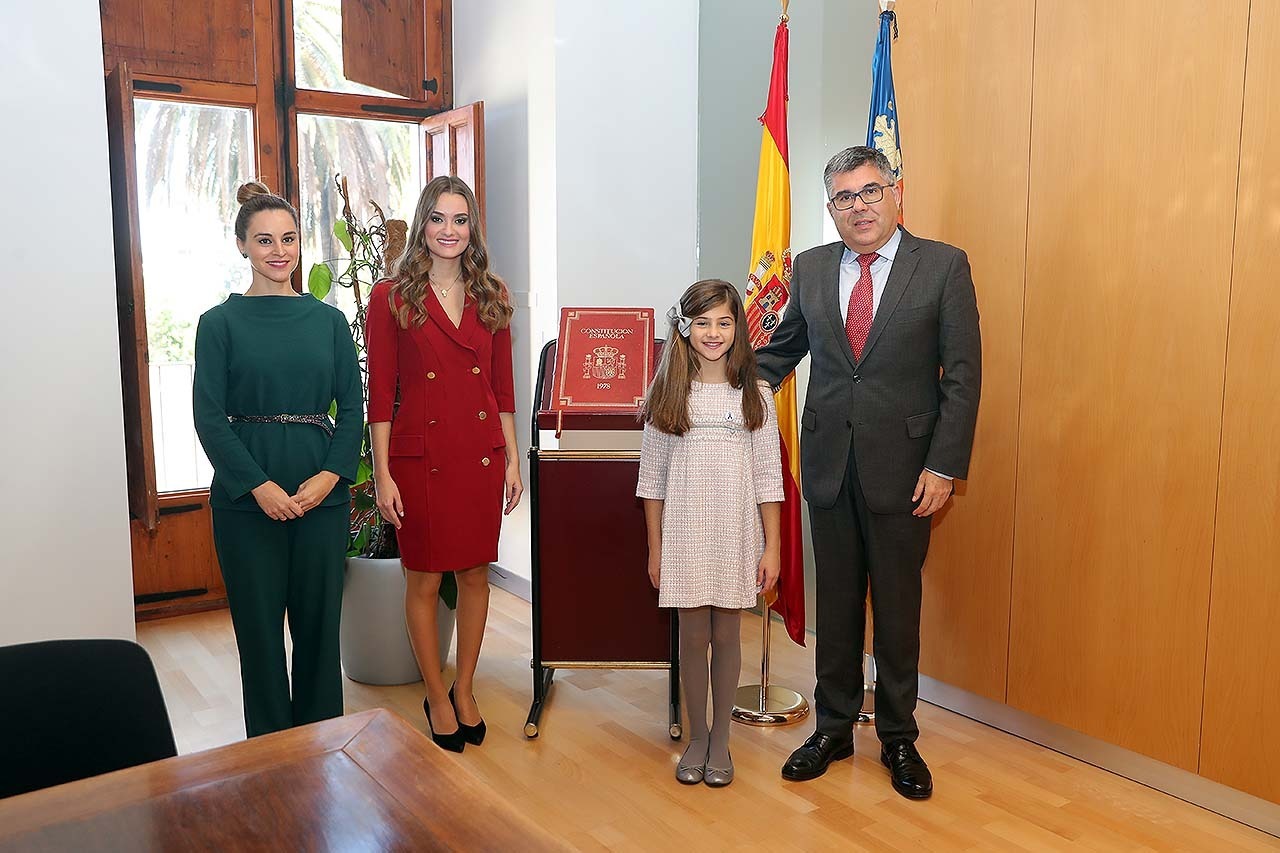 Las Falleras Mayores visitan la Delegación del Gobierno en la Comunitat Valenciana