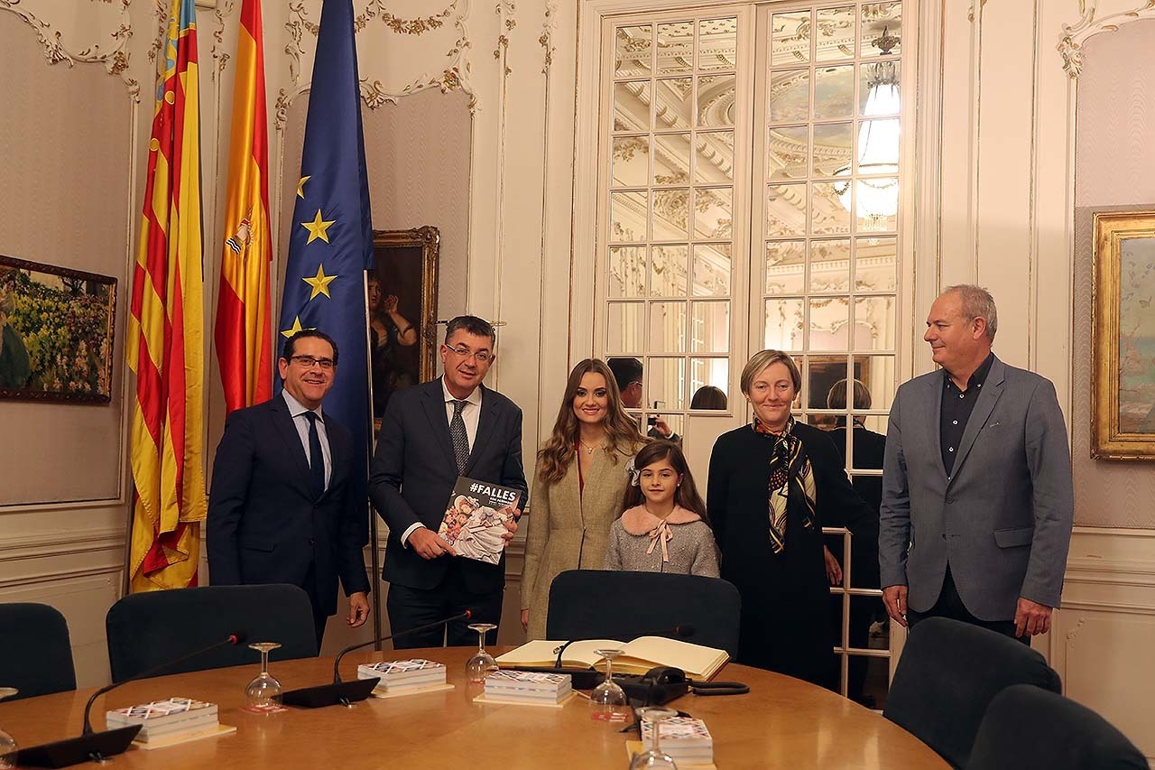 Consuelo i Carla visiten Les Corts Valencianes