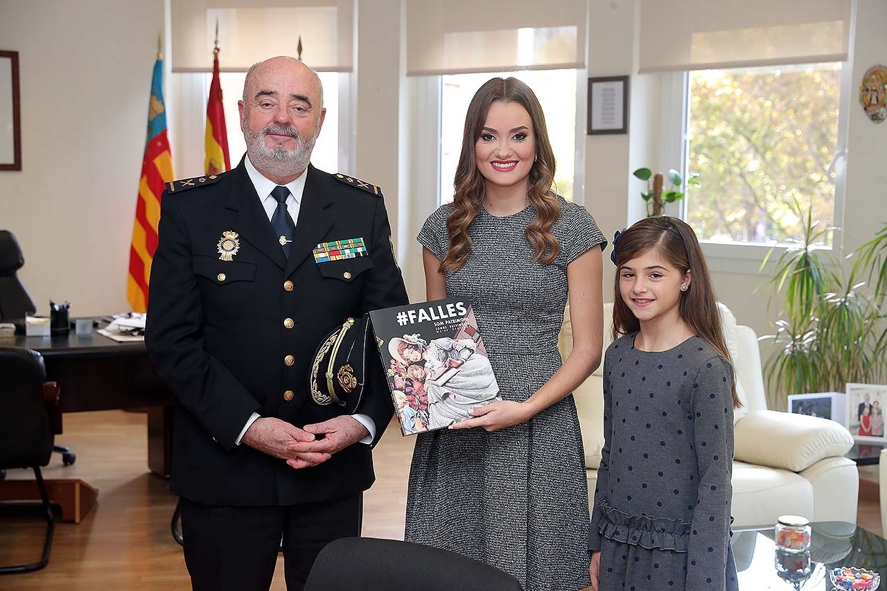 Las Falleras Mayores visitan la Central de Policía de la Comunidad Valenciana