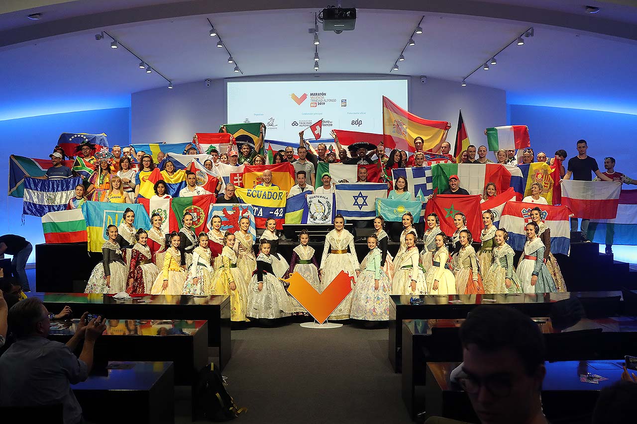 Las Falleras Mayores de València y sus Cortes de Honor reciben a los participantes del Maratón