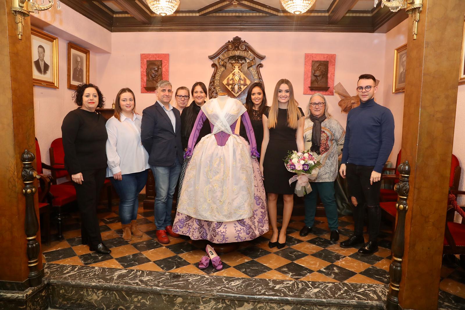 El Gremi Artesà de Sastres i Modistes CV lliura a la Fallera Major de València un vestit complet d’indumentària valenciana