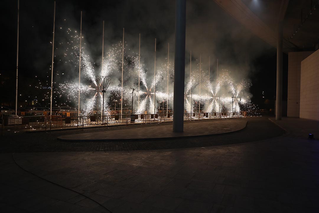 Con luz y colores, Peñarroja ilumina el Palacio de Congresos con su castillo de fuegos