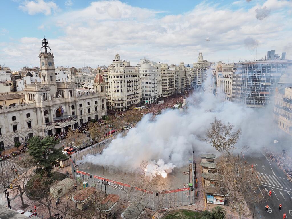 Pirotecnia Peñarroja arranca el ciclo de mascletaes de las Fallas 2020 con su 25º aniversario disparando en la plaza