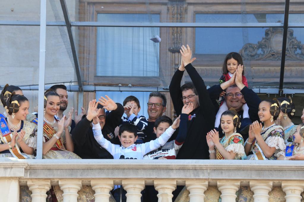 La plaça de l’Ajuntament retrona amb el “Martell de Thor” en la mascletà de la Pirotècnia Alpujarreña