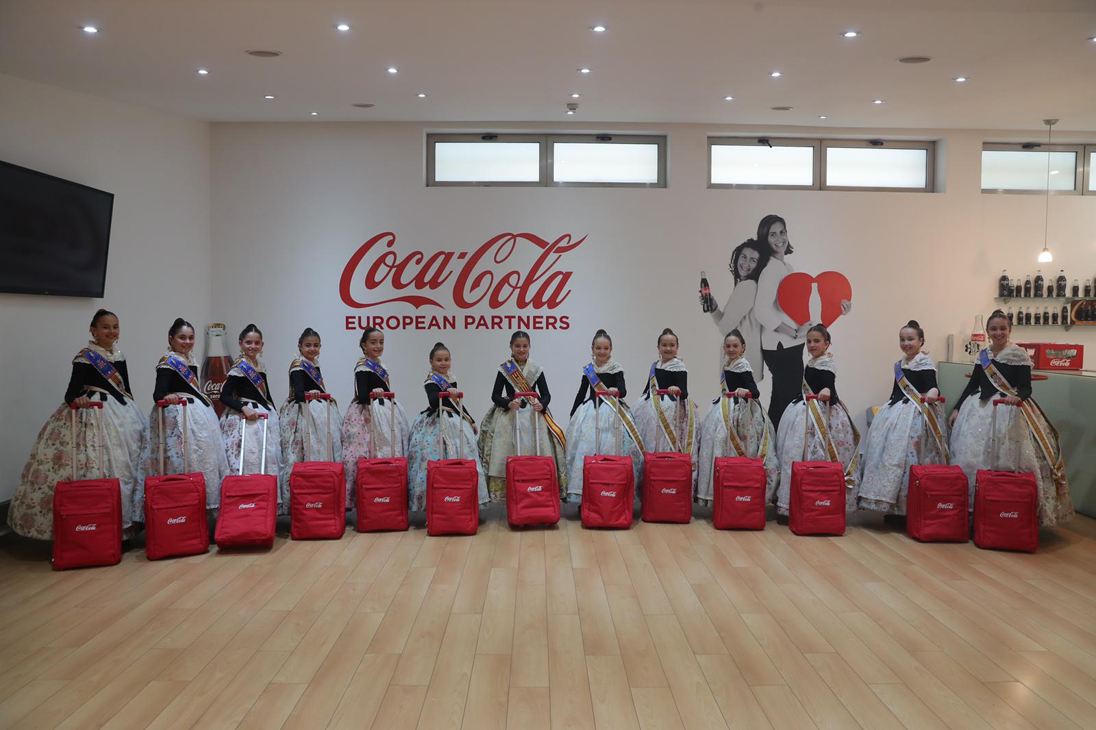 La Fallera Major Infantil de València i la seua Cort d’Honor visiten la fàbrica de Coca Cola